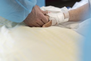 Ces nouvelles mesures ont pour objectif de rendre la filière Bachelor HES-SO en Soins infirmiers "plus accessible et attractive" afin de contribuer à l’augmentation du nombre de diplômés amenés à devenir des professionnels actifs dans les différents milieux de soins. KEYSTONE/GAETAN BALLY